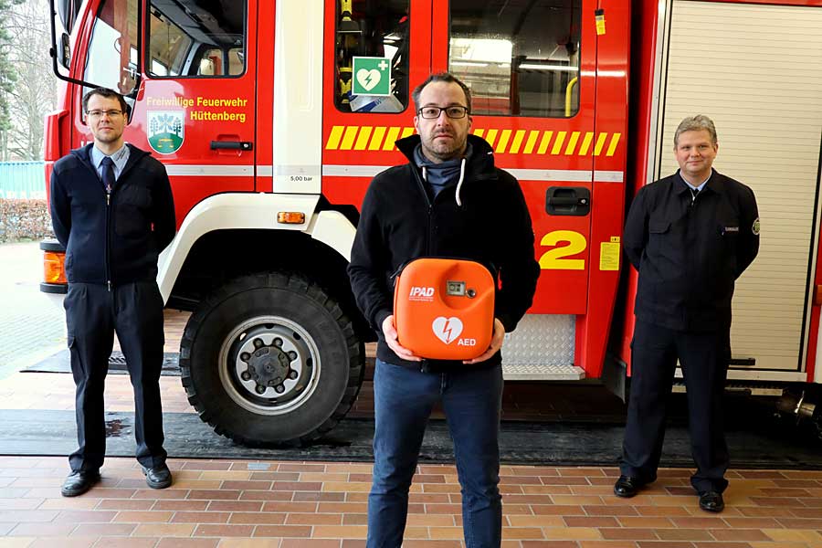 v.l. Christoph Rehorn, Michael Kornmann und Eike Kroganski vor dem Fahrzeug indem der Defibrillator zukünftig  mitgeführt wird